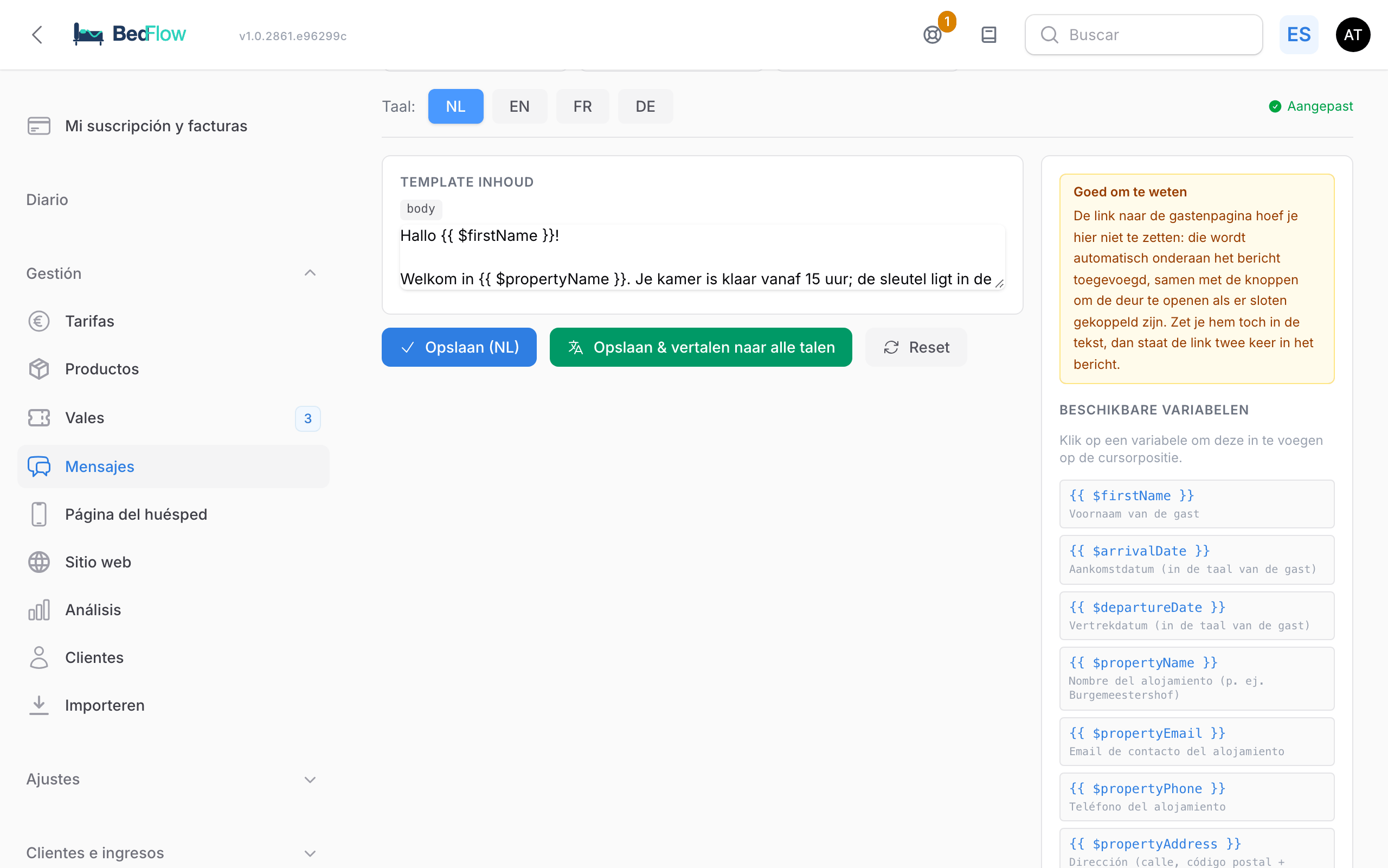 Una plantilla de WhatsApp en el editor, con las variables a la derecha y la vista previa como mensaje de chat